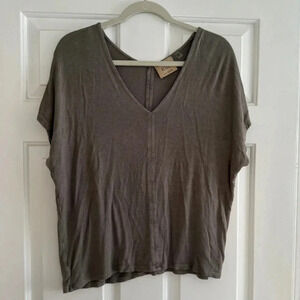 Elie Tahari short sleeved sweater in grey size M